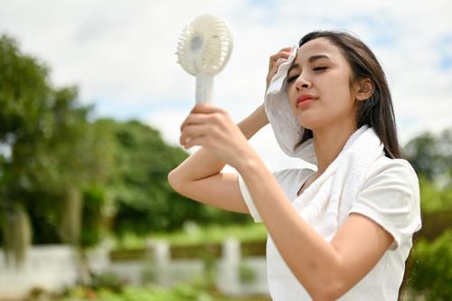 Quạt cầm tay dễ mua, dễ dùng nhưng nguy hiểm lại không ít
