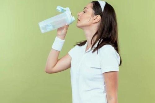 Tác hại của việc thường xuyên đứng uống nước