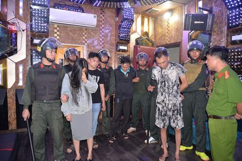 Hơn 300 cảnh sát đột kích hàng loạt tụ điểm 'bay lắc' ở phố núi Gia Lai