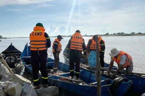 Lật xuồng máy trên sông Ba, một phụ nữ mất tích
