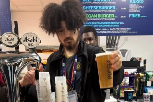 Man City sa thải nhân viên quầy bar mặc áo Man United