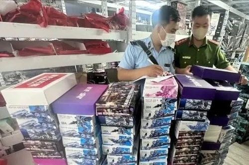 Khám xét cơ sở bán đồ chơi lậu tại Cầu Giấy