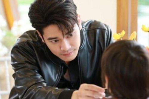 Con trai khóc lóc van xin bố đừng lấy vợ mới, nhưng ngay khi nhìn thấy diện mạo mẹ kế, đứa trẻ liền gọi 'mẹ ơi'