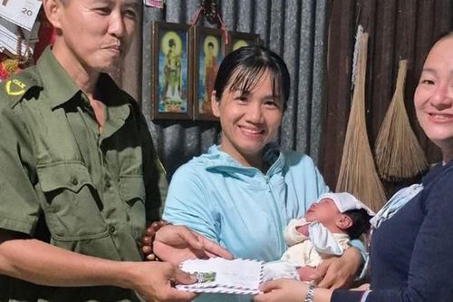 Bé trai sơ sinh một ngày tuổi bị bỏ rơi kèm lá thư nhắn gửi khiến ai cũng muốn òa khóc