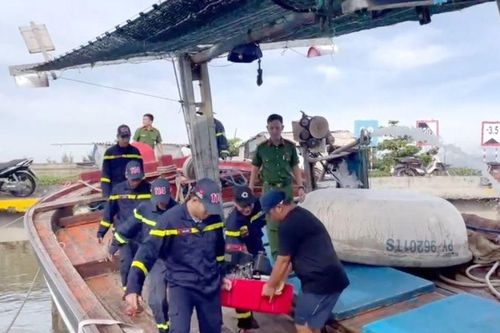Cảnh sát kịp thời hỗ trợ giải cứu tàu cá trị giá tiền tỷ đang chìm trên vùng biển Đắk Lắk