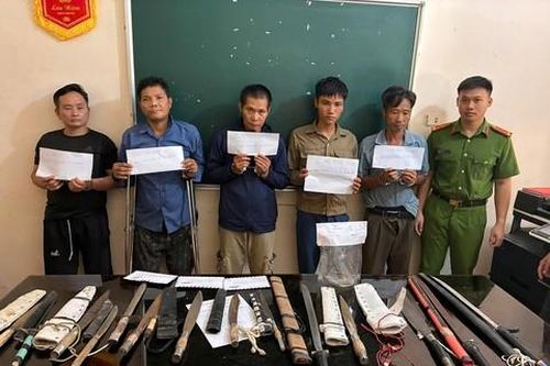 Xóa sổ ổ nhóm thường xuyên tổ chức sử dụng ma túy, thu giữ 16 vũ khí 'lạnh'