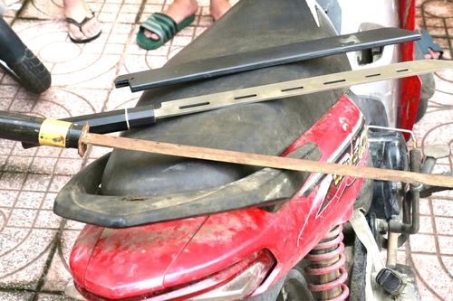 Bắt 14 thanh thiếu niên mang hung khí đuổi đánh nhau giữa đêm