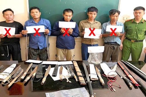 Bắt giữ 5 đối tượng liên quan ma túy, thu nhiều hung khí nguy hiểm