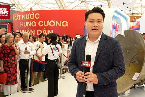 Dòng người chờ trải nghiệm VR 'Trở về thời khắc thiêng liêng' trong ngày cuối
