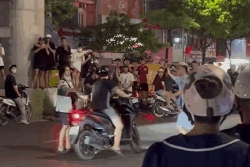 Hà Nội: Nam thanh niên chặn đầu ô tô, xe máy, gây náo loạn trên đường Hồ Tùng Mậu