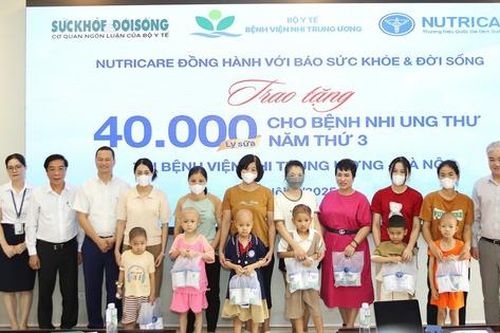 Nghìn ly sữa - nghìn hy vọng Báo Sức khỏe &Đời sống và Nutricare trao tặng bệnh nhi ung thư