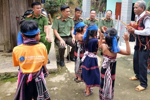 Alăng Nháih - 'cây cổ thụ' giữa đại ngàn Trường Sơn