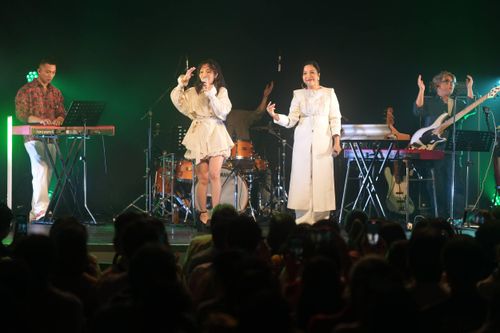 Mỹ Linh cùng gia đình mở màn tour châu Á tại Nhật Bản thành công rực rỡ