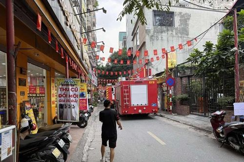 Kịp thời hướng dẫn 7 người thoát nạn trong vụ cháy chung cư mini ở Đình Thôn