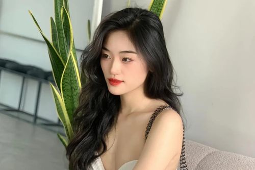 Hoa hậu Yến Nhi nói về hình ảnh 'sành điệu' dù mẹ bán vé số