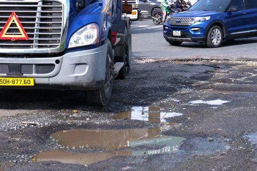 Xe chật vật di chuyển qua đoạn đường Nguyễn Văn Linh ở TP.HCM
