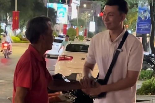 Xót xa khi vô tình gặp thầy dạy Toán cấp 2 nhặt ve chai trên phố