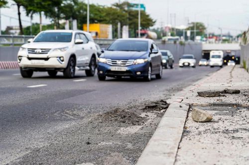 Hiện trạng hầm chui Nguyễn Văn Linh chi chít ổ gà sau 9 tháng thông xe