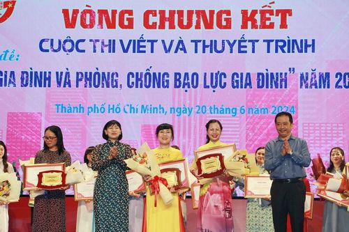 Ra mắt sách về phòng, chống bạo lực gia đình và xây dựng gia đình hạnh phúc