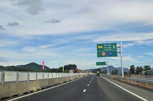 Những quy định về cảnh báo an toàn trên cao tốc, tài xế cần biết