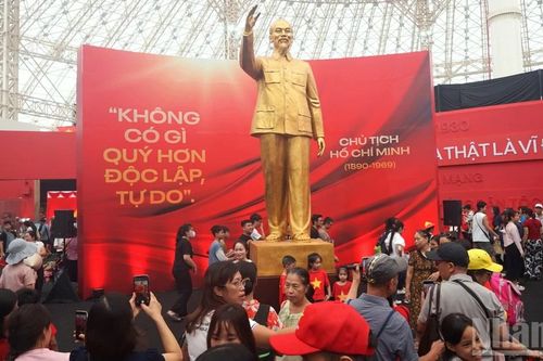 Triển lãm '95 năm Cờ Đảng soi đường': Niềm tự hào lan tỏa từ những trải nghiệm sâu sắc