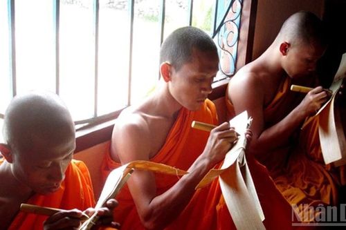 Các nhà sư Khmer vùng Bảy Núi nỗ lực bảo tồn kinh lá buông