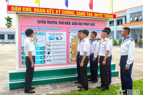 Trung tâm Bảo đảm kỹ thuật, Vùng 2 Hải quân thực hiện tốt công tác phổ biến, giáo dục pháp luật cho thanh niên