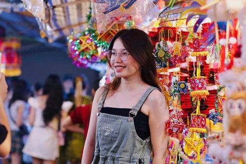 Phố lồng đèn TP. HCM tấp nập bạn trẻ tới check-in trước thềm Trung Thu
