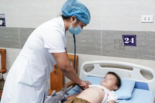 Bé 6 tuổi xuất huyết tiêu hóa do viêm loét dạ dày tá tràng