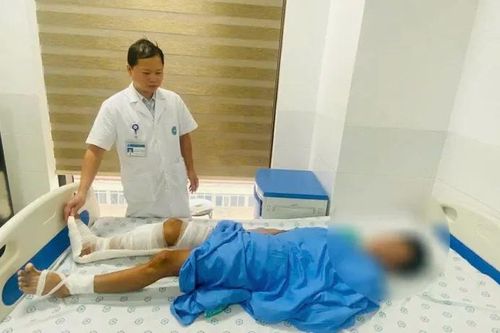 Cứu cẳng chân gần đứt lìa cho nam sinh 15 tuổi ở Hà Nội