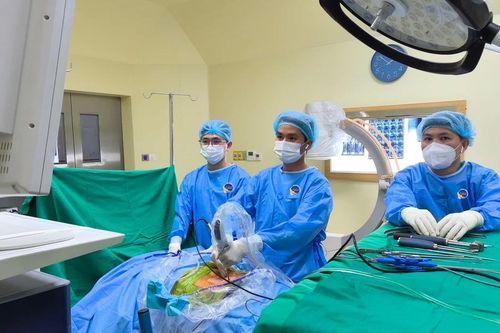 Cụ ông 82 tuổi thoát liệt nhờ phẫu thuật cột sống thức tỉnh