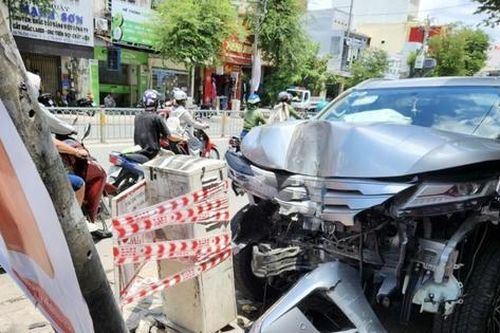 Ô tô 7 chỗ tông liên hoàn xe máy rồi đâm gãy trụ điện, 3 người nhập viện
