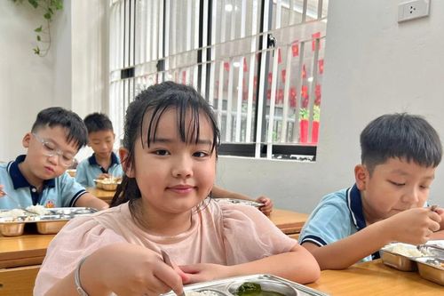 Dạy học 2 buổi/ngày: Phụ huynh 'khổ vì đón con', trường loay hoay tìm giải pháp
