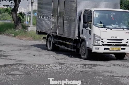 Hầm chui 830 tỷ thông xe chưa lâu, ổ gà chi chít 'chặn lối'