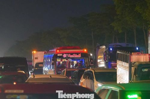 Nửa đêm, Đông Anh kẹt cứng