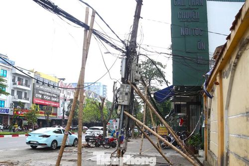 Những cột điện 'chống nạng' trên đường phố