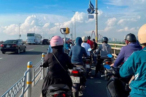 Ngày đầu dựng rào sắt, làn xe máy cầu Nhật Tân ùn tắc giờ cao điểm