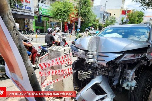 TP.HCM: Ô tô 7 chỗ tông loạt xe máy, dải phân cách, 3 người bị thương