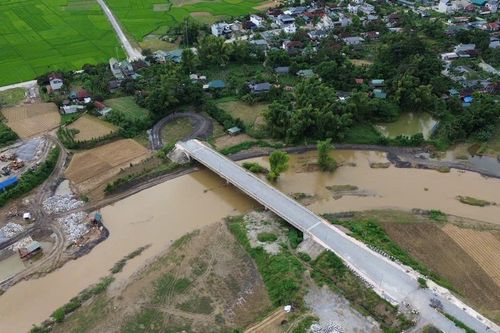 Hiện trạng cây cầu xây xong hơn 2 năm nhưng chưa có lối ra ở Điện Biên