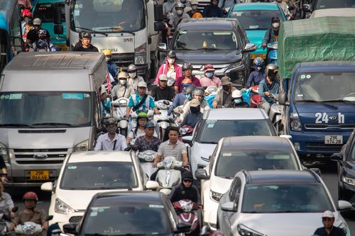 Cảnh ô tô dàn hàng 'chèn ép' xe máy đến khó tin trên nhiều tuyến đường Hà Nội