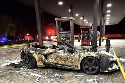 Siêu xe phát nổ bốc cháy dữ dội khi đang đổ xăng