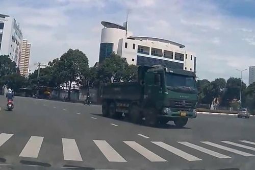 Khiếp vía cảnh xe ben vô tư chạy ngược chiều 'né' vòng xoay ở TPHCM