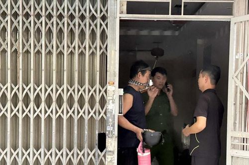 Cháy chung cư mini ở Hà Nội, mùi khét nồng nặc, người dân hoảng loạn