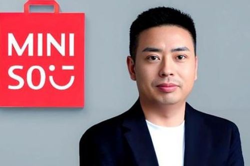 Hành trình từ tuổi thơ nghèo khó đến 'ông hoàng' bán lẻ toàn cầu Miniso