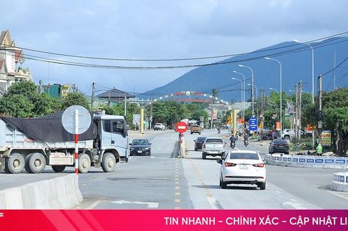 Vì sao dải phân cách trên QL 1 ở ngã tư Vũng Áng lại 'lệch pha'?