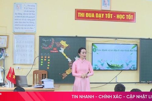 Giáo viên vừa giảng bài vừa giải thích tên địa danh sau sáp nhập chưa có trong SGK