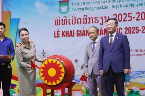 Tiếng trống khai giảng vang lên, thắt chặt tình hữu nghị Việt-Lào
