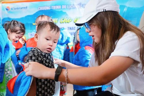 Du khách cùng lữ hành vượt núi rừng mang yêu thương đến vùng biên viễn