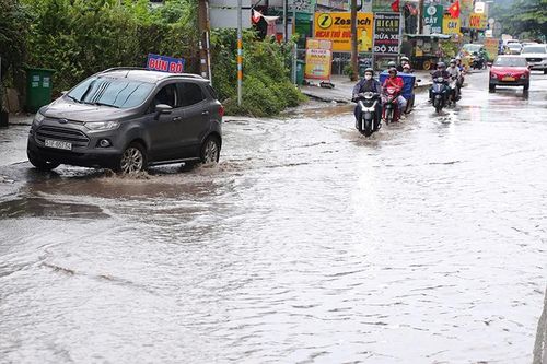TP Hồ Chí Minh: Đường Nguyễn Xiển chi chít ổ gà, người dân khốn khổ