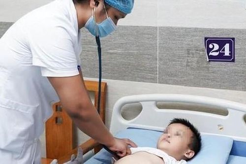 Bé trai nôn ra dịch nâu đen, đi khám, gia đình choáng váng khi biết lý do